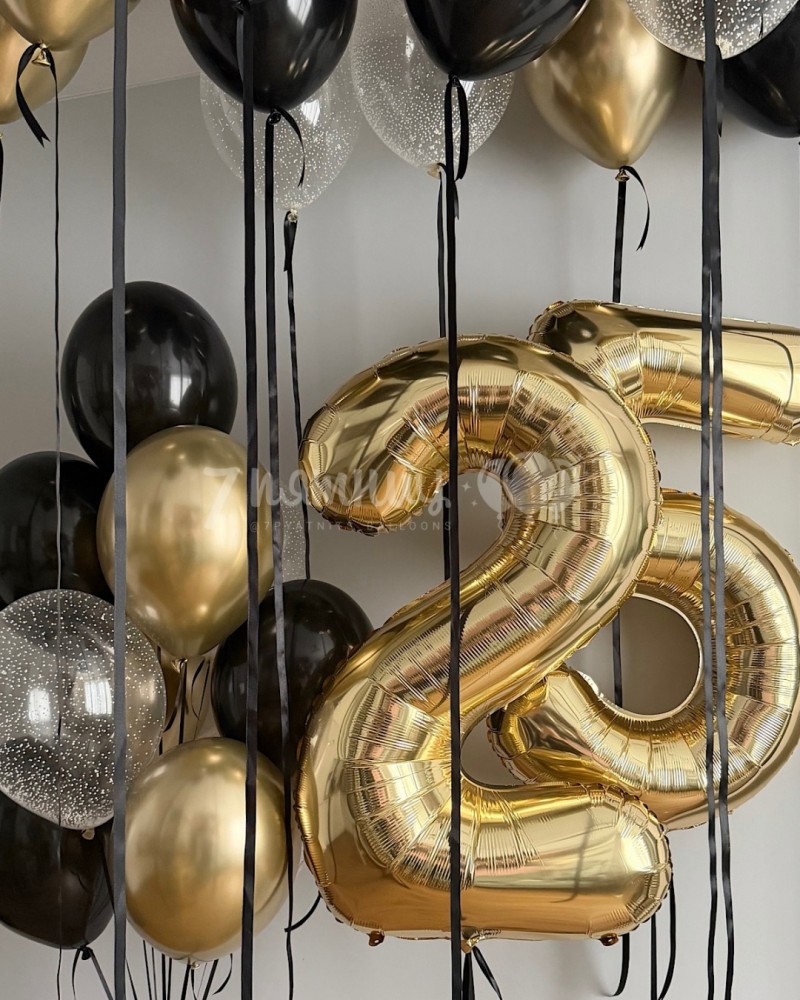 Золотые и черные шары с цифрами