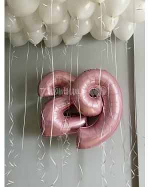  Розовые цифры и белые шары для девушки