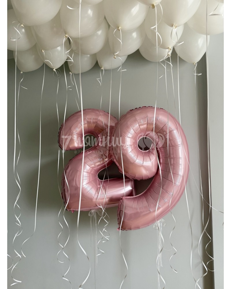  Розовые цифры и белые шары для девушки
