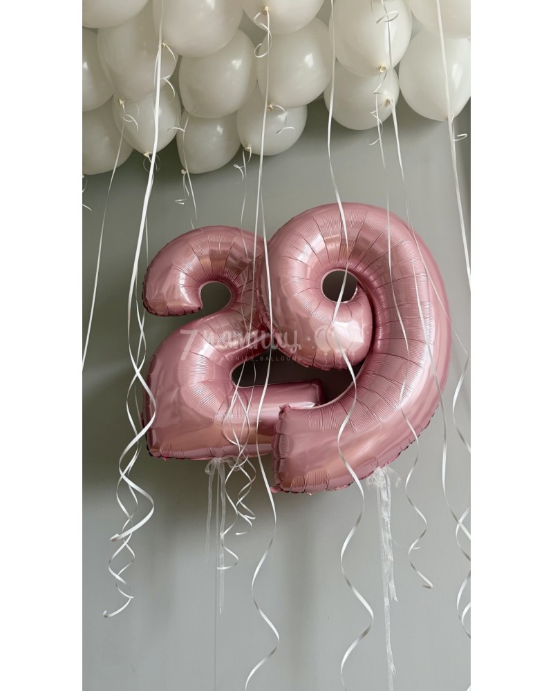  Розовые цифры и белые шары для девушки